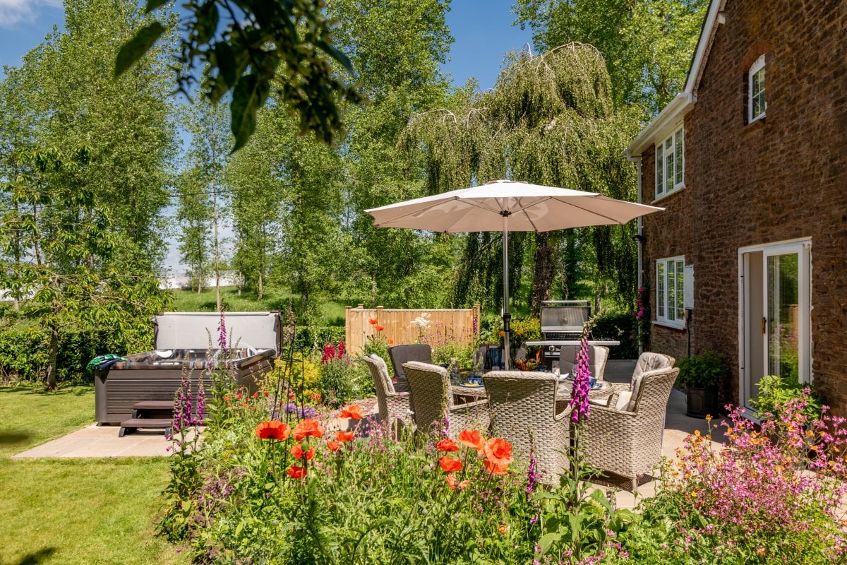 Old Barn House - patio seating with hot tub